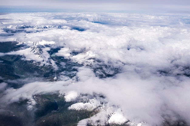 Foto vista aerea delle nuvole sopra la montagna