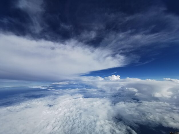 Foto veduta aerea delle nuvole sopra il mare