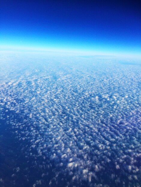 Foto veduta aerea delle nuvole sopra il mare