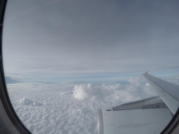 Foto vista aerea del paesaggio nuvoloso dalla finestra dell'aereo