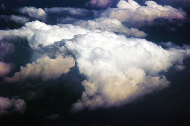 Foto vista aerea del paesaggio nuvoloso