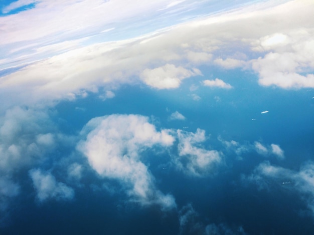 雲の多い空を空から眺める