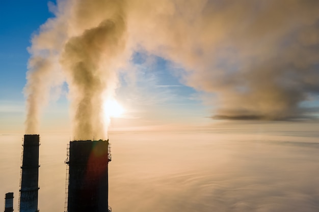 Foto vista aerea dei tubi alti della centrale elettrica a carbone con fumo nero