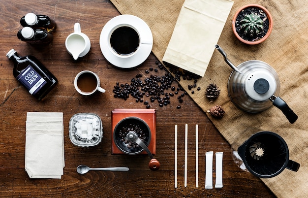 Photo aerial view of coffee setting on wooden table