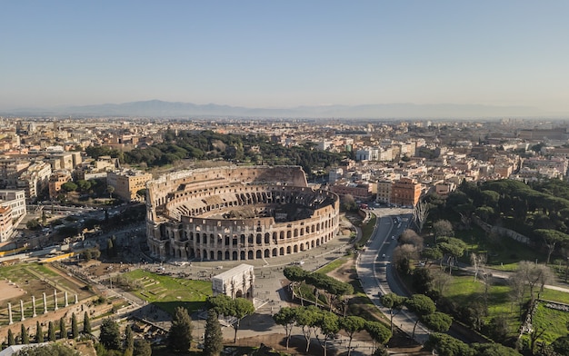 Вид с воздуха на Колизей в солнечный день. Рим, Италия
