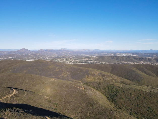 카멜 밸리(Carmel Valley) 언덕 꼭대기에 있는 커뮤니티 공원의 공중 전망. 미국 캘리포니아주 샌디에이고