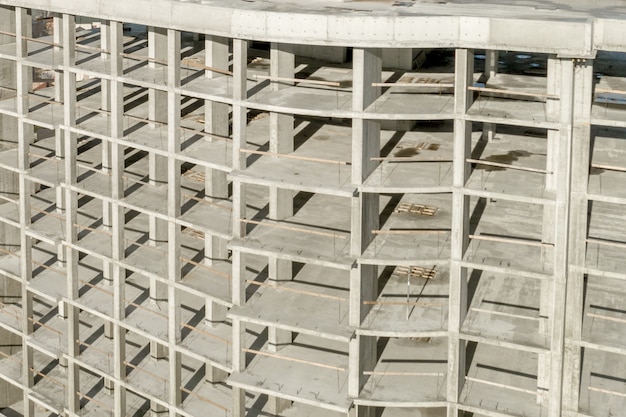 Photo aerial view of concrete frame of tall apartment building under construction in a city