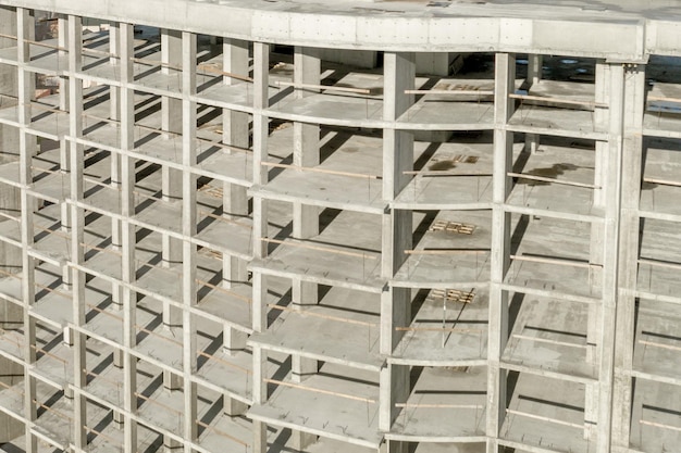 Foto vista aerea di una struttura in cemento di un alto edificio di appartamenti in costruzione in una città