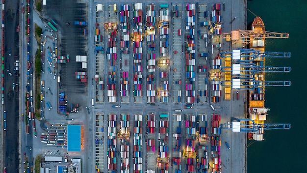 Foto veduta aerea della nave portacontainer caricata nel terminal dei container di notte