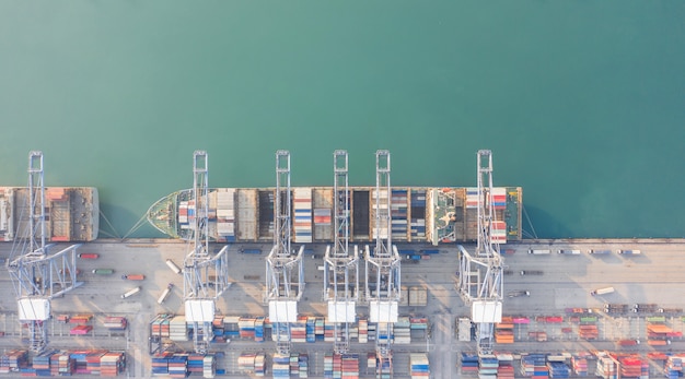 Photo aerial view of container ship at the port