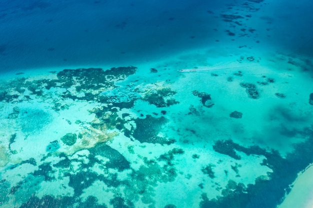 モルディブのサンゴ礁の空撮。美しい自然環境