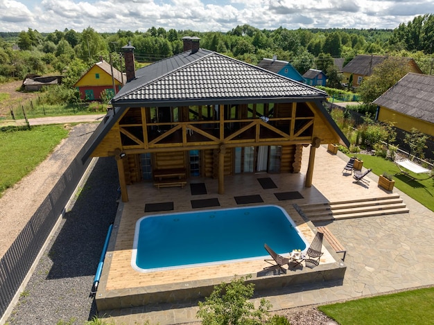 Foto vista aerea di una casa di campagna con piscina