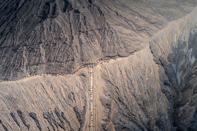 Foto vista aerea del cratere mount bromo durante l'alba