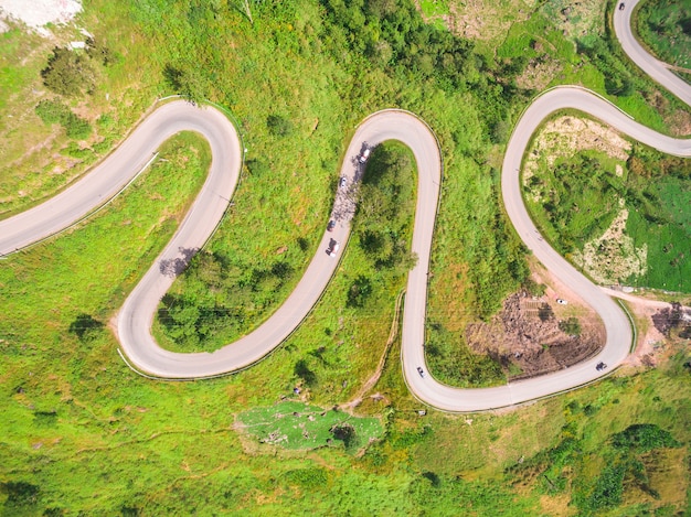 Vista aerea del percorso curvato della strada sulla montagna, sparata da drone