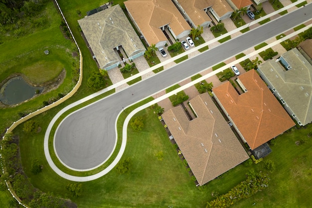 Photo aerial view of cul de sac at neighbourhood road dead end with densely built homes in florida closed living area real estate development of family houses and infrastructure in american suburbs