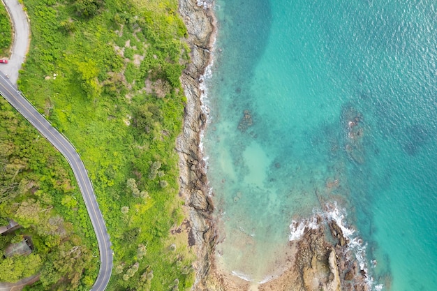 プーケットタイの海岸沿いのカーブした道路の空撮夏の美しい海岸と外洋自然回復環境と旅行の背景