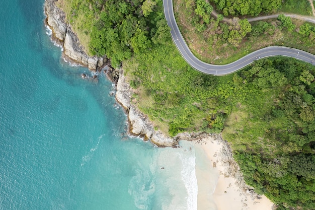 プーケットタイの海岸沿いのカーブした道路の空撮夏の美しい海岸と外洋自然回復環境と旅行の背景