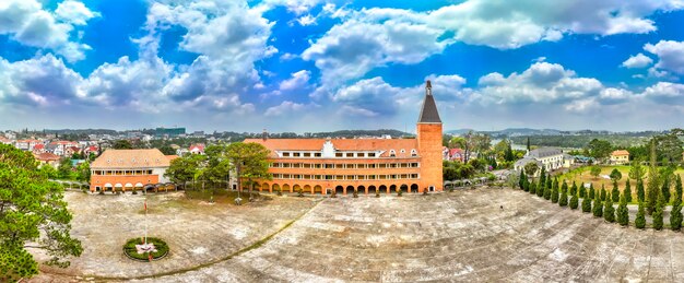 Foto vista aerea da lat pedagogical college al mattino con la sua unica architettura francese ad arco