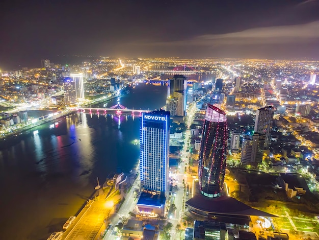 Photo aerial view of da nang city vietnam at night which is a very famous destination for tourists