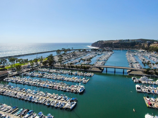 Dana Point Harbour와 요트와 요트가 있는 정박지의 공중 전망 Orange County California