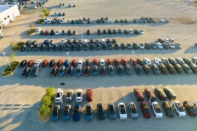 Foto vista aerea del parcheggio della concessionaria con molte auto nuove in vendita sviluppo del concetto dell'industria automobilistica americana