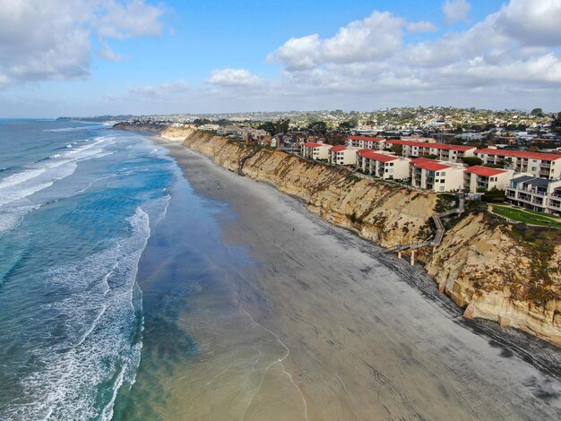 Vista aerea di del mar north beach, scogliere costiere della california e casa con oceano pacifico blu