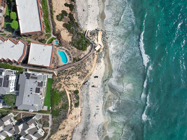 デルマー海岸のカリフォルニアの海岸崖と青い太平洋のある家、サンディエゴの空撮