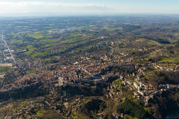 Photo aerial view of dense historic center of thiers town in puydedome department auvergnerhonealpes region in france rooftops of old buildings and narrow streets