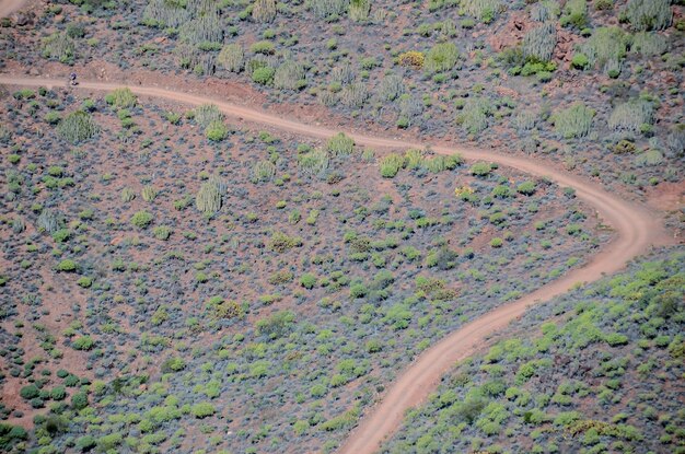 Вид с воздуха на пустынную дорогу на Канарских островах