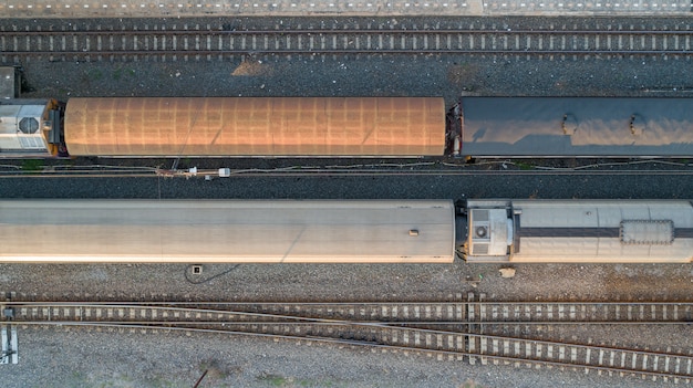 Vista aerea della locomotiva diesel treno e strade ferrate - punto di vista superiore pov della scena concettuale industriale con i treni