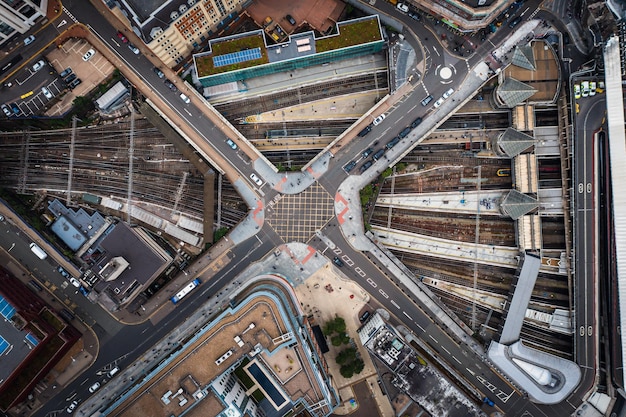 Photo aerial view directly above a complex city street junction and railway tracks