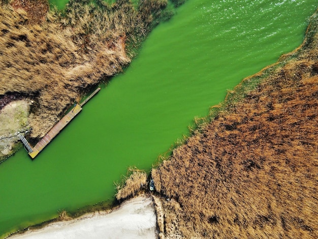 Photo aerial view of a dirty water