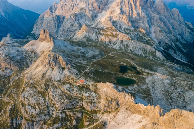 Lavaredo의 세 봉우리 근처 백운석의 항공 보기