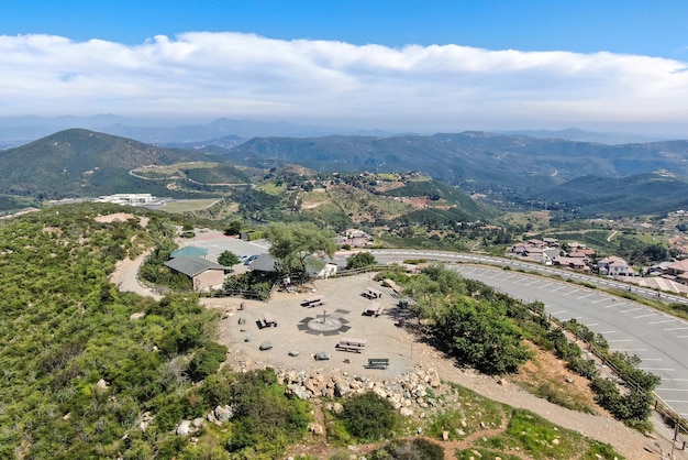 Veduta aerea del double peak park a san marcos. parco di 200 acri con area giochi e sentieri escursionistici