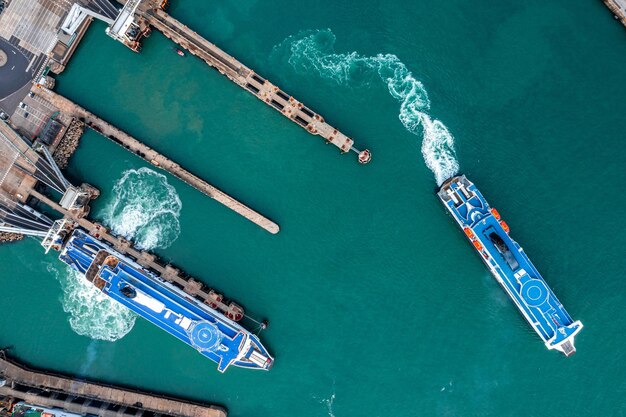 Photo aerial view of the dover harbor with many ferries