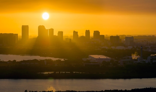 Photo aerial view of downtown district of tampa city in florida usa at sunset dark silhouette of high skyscraper office buildings in modern american midtown