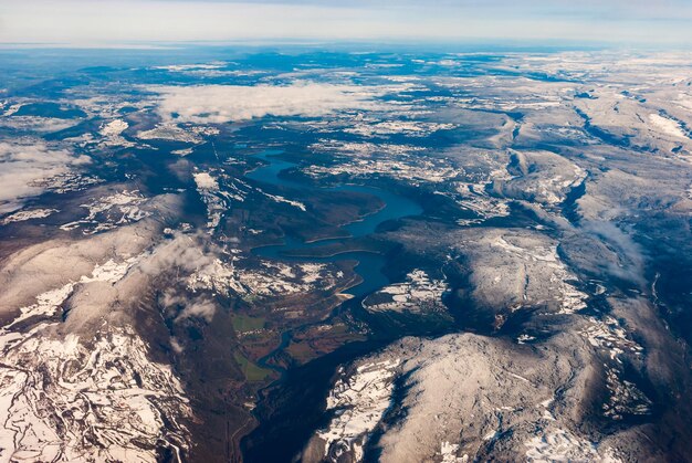 Foto vista aerea di un paesaggio drammatico