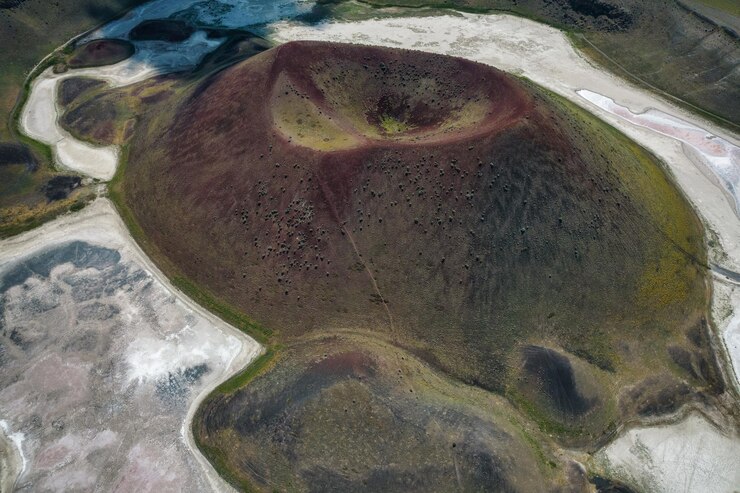 乾燥したメケ湖と火山の空撮