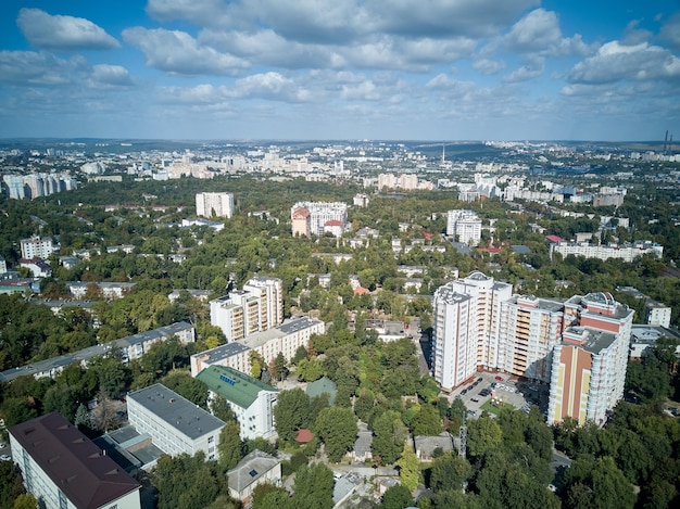 キシナウモルドバ共和国の街の上空を飛んでいるドローンの航空写真