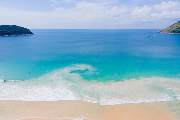 Вид с воздуха на море беспилотного океана в летний день. Концепция природы и путешествий.