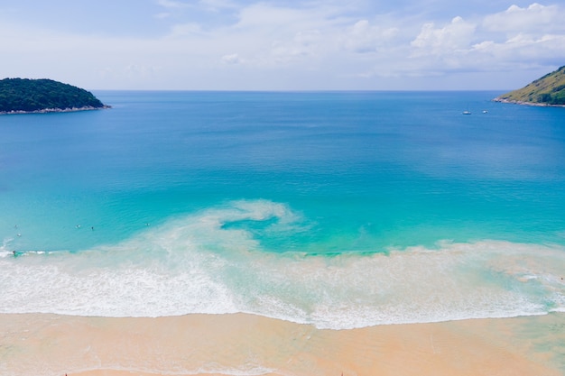 夏の日のドローン海の空撮。自然と旅行のコンセプト。