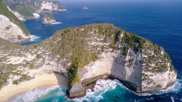 Foto drone con vista aerea girato sull'isola di nusa penida in indonesia deserta spiaggia selvaggia di killton il giorno soleggiato