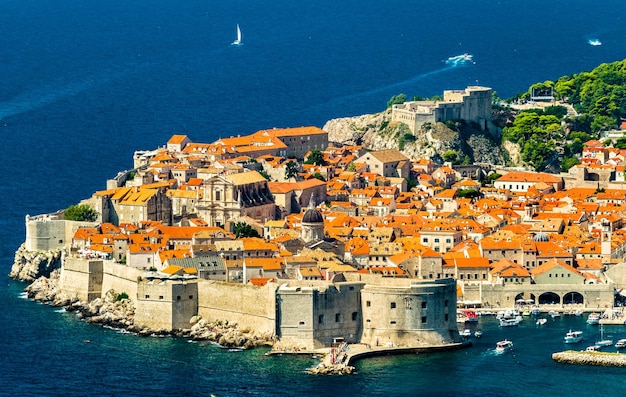 クロアチアのアドリア海の著名な観光地であるドゥブロヴニクの航空写真