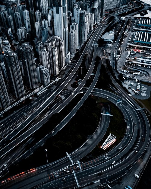 Photo aerial view of elevated road amidst buildings in city