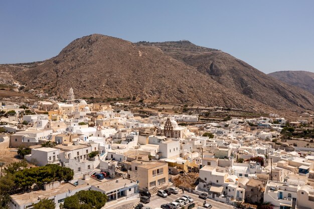 Foto veduta aerea del villaggio di emporio a santorini, in grecia, nel mare aegean meridionale