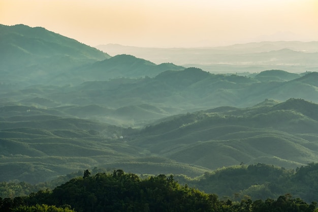 Vista aerea dei pascoli lussureggianti infiniti di chiangrai. vista del sottodistretto di mae ngoen chiang saen district chiang rai.