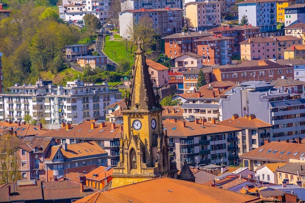 Veduta aerea dello skyline della città di errenteria dall'alto dei paesi baschi di gipuzkoa