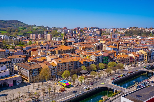 Veduta aerea dello skyline della città di errenteria dall'alto dei paesi baschi di gipuzkoa