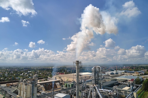 Veduta aerea della fabbrica con struttura di fabbricazione dell'impianto alta. concetto di produzione e produzione globale.