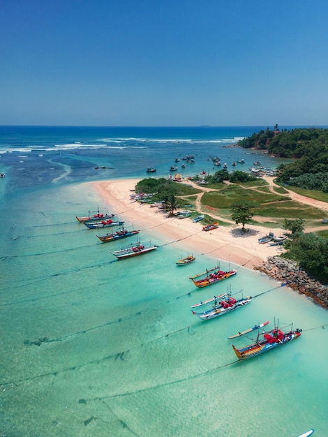 Photo aerial view of famous beach of the south coast of sri lanka area near the town of weligama